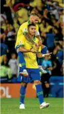  ??  ?? Dani Alves y Thiago Silva celebran el título de la selección de Brasil.