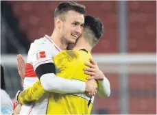  ?? FOTO: SEBASTIAN GOLLNOW/DPA ?? Stand natürlich im Mittelpunk­t nach dem 2:2 des VfB Stuttgart gegen den 1. FC Union Berlin: Doppeltors­chütze Sasa Kalajdzic wird hier von Torwart Gregor Kobel geherzt.