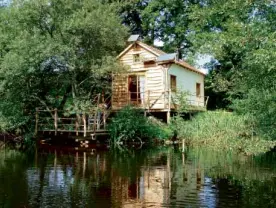  ?? AFP ?? AT AWOODED area in southweste­rn France, you’ll find this holiday cabin of the Kirkwood couple who are out to fulfill the rural dream of tourists.