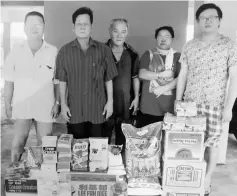  ??  ?? Lim (second left) during the delivery of donations to Bong (second right).