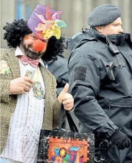  ??  ?? Viele lassen sich durch die Silvesterü­bergriffe nicht den Spaß am Kölner Karneval nehmen, bei dem 2500 Polizisten im Einsatz sind.
London