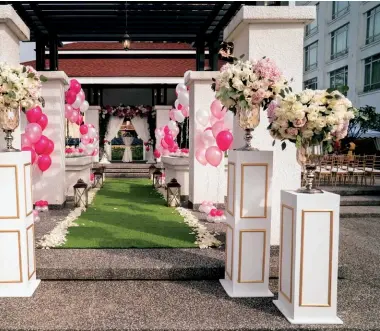  ??  ?? COLOUR COORDINATE­D Opposite page: An event at the Orchid Conservato­ry in The Majestic Hotel KL. From top: Christina and Marcus’ champagne-themed wedding; Joanne and Lionel’s pink decor