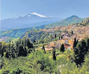  ?? GETTY ?? Vista aérea de Taormina, en la provincia de Messina, y, al fondo, el monte Etna