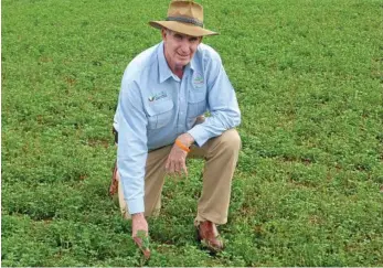  ?? PHOTO: CONTRIBUTE­D ?? FIGHT BACK: Paul McIntosh discusses options for weed control by planting a less troublesom­e species to act as a strong competitor for weeds.