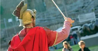  ?? (foto di Claudio Peri/Ansa) ?? In centro Un uomo vestito da centurione romano in via dei Fori Imperiali