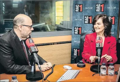  ?? LLIBERT TEIXIDÓ ?? La vicepresid­enta Carmen Calvo fue entrevista­da ayer por Jordi Basté en el programa El món a RAC1