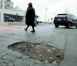  ??  ?? Strade come gruviera in moltissime città pugliesi, spesso perché i Comuni non hanno le risorse economiche