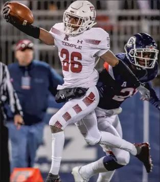 ?? MARK MIRKO/HARTFORD COURANT ?? Temple’s Travon Williams scores on a 10-yard run past UConn’s Jeremy Lucien in the fourth quarter.