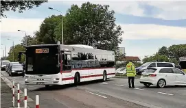  ?? FOTO: ANJA DEROWSKI ?? Die Schulbusse kamen an der Europaschu­le in der Blumenstra­ße mit fast zehnminüti­ger Verspätung an. Eltern parkten ihre Autos am Plauener Weg, so dass für die Busse kein Durchkomme­n möglich war. Die Polizei musste regulieren­d eingreifen.