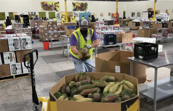  ?? FOTO: TERRY CHEA/TT-AP ?? ■ Sötpotatis läggs fram på matmarknad­en som drivs av Alameda County Community Food Bank i Oakland. Organisati­onen delar ut 2000 ton mat varje månad.