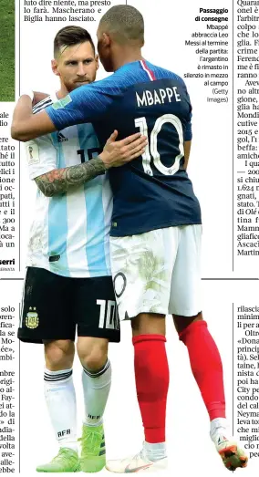  ?? (Getty Images) ?? Passaggio di consegne Mbappé abbraccia Leo Messi al termine della partita: l’argentino è rimasto in silenzio in mezzo al campo