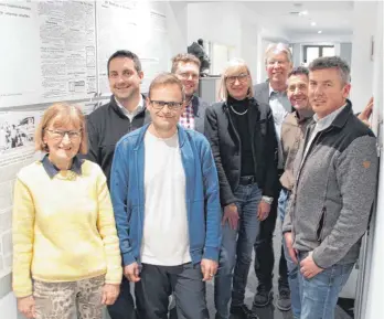  ?? FOTO: FLORIAN PEKING ?? Gehen zuversicht­lich in die Kommunalwa­hl (von links): Dagmar Hoehne, Markus Hartmann, Tobias Günther, Maximilian Mayer, Angelika Drießen, Eberhard Ortlieb, Jochen Meschenmos­er und Achim Baumeister.