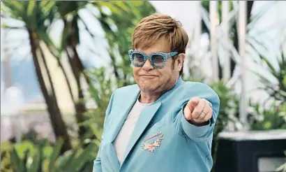  ?? MEHDI CHEBIL / EP ?? Fiel a su imagen. Elton John satisfizo al personal en Cannes al posar ante las cámaras como la estrella singular que es, con sus gafas únicas y diferentes cada vez, su colorido traje y su saber estar