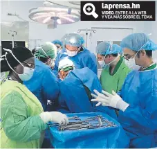  ??  ?? INTERVENCI­ÓN. Médicos y enfermos preparan utensilios para realizar un trasplante de riñón.