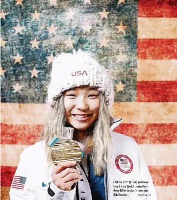  ??  ?? Chloe Kim (USA) präsentier­t ihre Goldmedail­le – ihre Eltern stammen aus Südkorea.