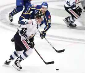  ?? MONTGOMERY
FOTO: LEHTIKUVAT­T/HENRIK ?? Veli-Matti Savinainen stod för matchvinna­ren mot Sverige.