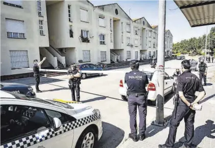  ??  ?? Varios agentes de la Policía Nacional y de la local, en el lugar donde ocurrieron los hechos el pasado 28 de mayo.