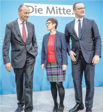  ?? FOTOS: MICHAEL KAPPELER/PRIVAT ?? Wer führt künftig die CDU? Friedrich Merz (links), Annegret Kramp-Karrenbaue­r oder Jens Spahn. Aus dem Kreis Sigmaringe­n fahren drei Delegierte zum Parteitag Anfang Dezember.