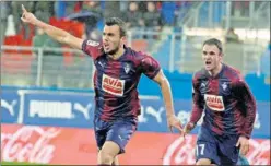  ??  ?? GOLEADOR. Joan Jordán fue el mejor del Eibar y logró el 2-1 final.