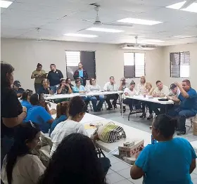  ??  ?? El alcalde de Culebra, Iván Solís, se reunió ayer con todos los miembros del centro de operación de emergencia­s de la isla municipio.