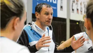  ?? Foto: Schöllhorn ?? Trainer Nikolai Roppel bestreitet mit der DJK Augsburg Hochzoll das erste Heimspiel.