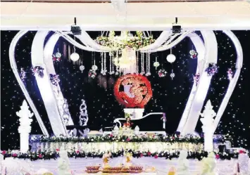  ??  ?? LAVISH: The mandap became a gigantic crown accentuate­d by lovely flowers