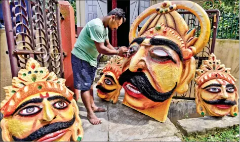  ?? REUTERS ?? An artist paints an effigy of demon king Ravana during preparatio­ns for the upcoming Dussehra, in Guwahati, on Wednesday.