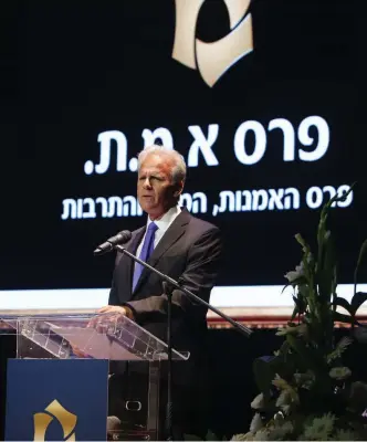  ?? (Photos: Kobi Kalmanovit­z/Dudi Salem) ?? DR. MICHAEL OREN addresses the crowd who gathered at the Jerusalem Theater.