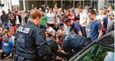  ?? Foto: Michael Matejka, dpa ?? 300 Schüler und Abschiebun­gsgegner gerieten vor der Berufsschu­le 11 in Nürnberg mit der Polizei aneinander.