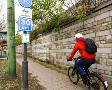  ?? FOTO VICTORIANO MORENO ?? De borden met ‘30 per uur voor fietsers’ verschenen eind vorig jaar in het straatbeel­d. “Maar da’s nog te snel”, zegt Koen Kennis nu. De stad verlaagt de snelheid binnenkort naar 25 per uur.