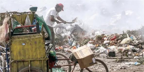  ??  ?? De los pedazos de paredes rosas, azules y blancas de las casas derrumbada­s, decenas de ciudadanos sacan algunos palos, latas de aluminio, poco de varilla y botellas de plástico para obtener recursos.