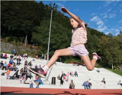  ??  ?? NYÅPNING: Sunniva Bieker Matthey (9) hoppet lengde under nyåpningen av Skansemyre­n Idrettspla­ss.