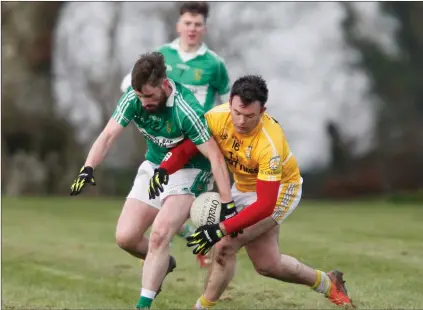  ??  ?? Glanworth’s Eoghan Baker and Grange’s John Roche battle for possession during last weekend’s Division 2 League game in Grange. Photo by Eric Barry