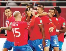  ?? Efe ?? Joel Campbell (12) celebra junto a sus compañeros tras anotar el 1-0 para que Costa Rica venciera a Nueva Zelanda en el partido clasificat­orio.