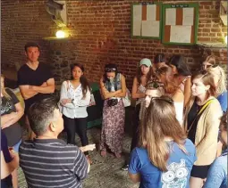  ??  ?? Studentë dhe pedagogë nga SHBA në fabrikën e “Birra Korça”