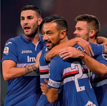  ??  ?? Fabio Quagliarel­la, 35 anni, festeggiat­o dai compagni dopo il gol del 2-1 segnato al Bologna