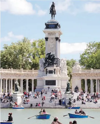  ?? Cameron Hewitt ?? From a rowboat in Madrid’s majestic Retiro Park, you’ll see lots of local colour.