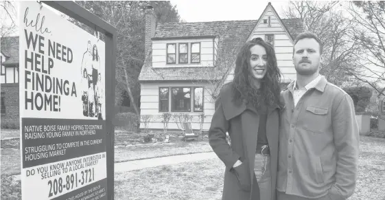  ?? DARIN OSWALD/IDAHO STATESMAN ?? Robyn and Justin Parrish put a sign out in front of their home to see if someone would sell them a house.