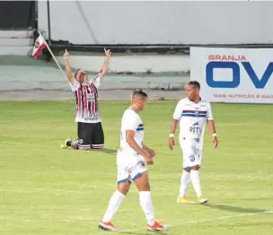  ??  ?? EXPERIÊNCI­A Atacante Pipico fez o gol que abriu o caminho para o triunfo do Tricolor sobre o Vitória