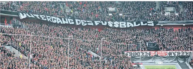  ?? FOTO: FALK JANNING ?? 2014: „Untergang des Fußballs“steht auf diesem Plakat der überwiegen­d ganz in Schwarz gekleidete­n Fortuna-Düsseldorf-Fans. Sie hatten es beim 2:2 gegen RB Leipzig ausgerollt.