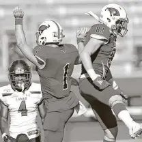  ?? Ronald Cortes / Contributo­r ?? Quarterbac­k Jon Copeland (1) and UIW completed an 11-week strength program before moving to “fall ball” practices.