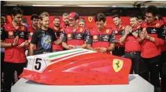  ?? ?? La Ferrari per Vettel Grande festa alla Ferrari per l’addio di Vettel, che la guidò dal 2015 al 2020: in regalo un cupolone della SF71H del 2018 (che il birbone aveva soprannomi­nato Loria, giocando sulla “G” da trovare e aggiungere a fine anno col titolo, che però non arrivò) autografat­a dall’intera squadra