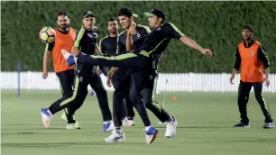  ?? Photo by Leslie Pableo ?? Lahore Qalandars players warm up with a game of football at the at the ICC Cricket Academy, Dubai Sports City on Saturday. —