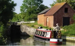  ?? PHOTOS: TIM COGHLAN ?? Melodeon approachin­g Claydon Top Lock – the last lock of a long day.