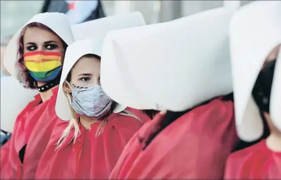  ?? CZAREK SOKOLOWSKI / AP ?? Jóvenes criadas se manifestar­on el viernes en Varsovia contra la retirada de Polonia de la reunión de Estambul sobre la mujer