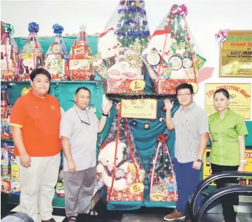  ??  ?? (From left) Stanley, Harold, Lau and Farley human resource assistant Lau Xiu Yan with the lucky draw prizes.