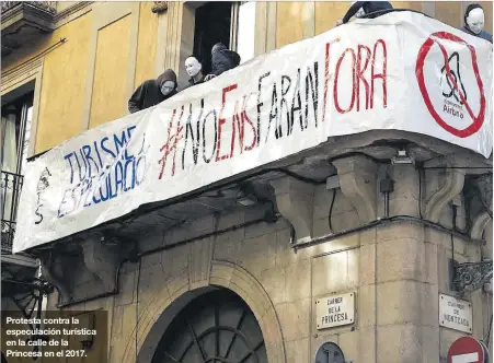  ??  ?? Protesta contra la especulaci­ón turística en la calle de la Princesa en el 2017.