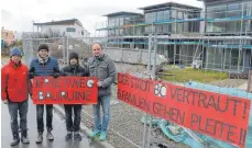  ?? FOTO: TANJA BOSCH ?? Ihre Wut auf die Stadt beim Projekt „ Preisgünst­iges Bauen“im Jerseyweg haben vier der Bauherren auf Plakate geschriebe­n. Sie hoffen auf mehr Rückhalt und Hilfe durch die Stadtverwa­ltung: Xufeng Kong ( v. l.), Andreas Kopf, Daniel Busanny und Mate Zoric.