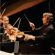 ??  ?? Un finlandese a Firenze Esa-Pekka Salonen ha diretto i due concerti di fine anno con musiche di Ravel e Stravinski