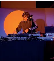  ??  ?? Ai «piatti» Sandro Orrù, detto Dj Gruff, ha 55 anni e ha fatto parte della scena hip hop bolognese